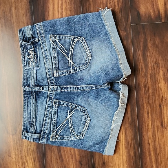 SILVER Jean Toni 3 1/2 Distressed Denim Short Shorts - Picture 2 of 3